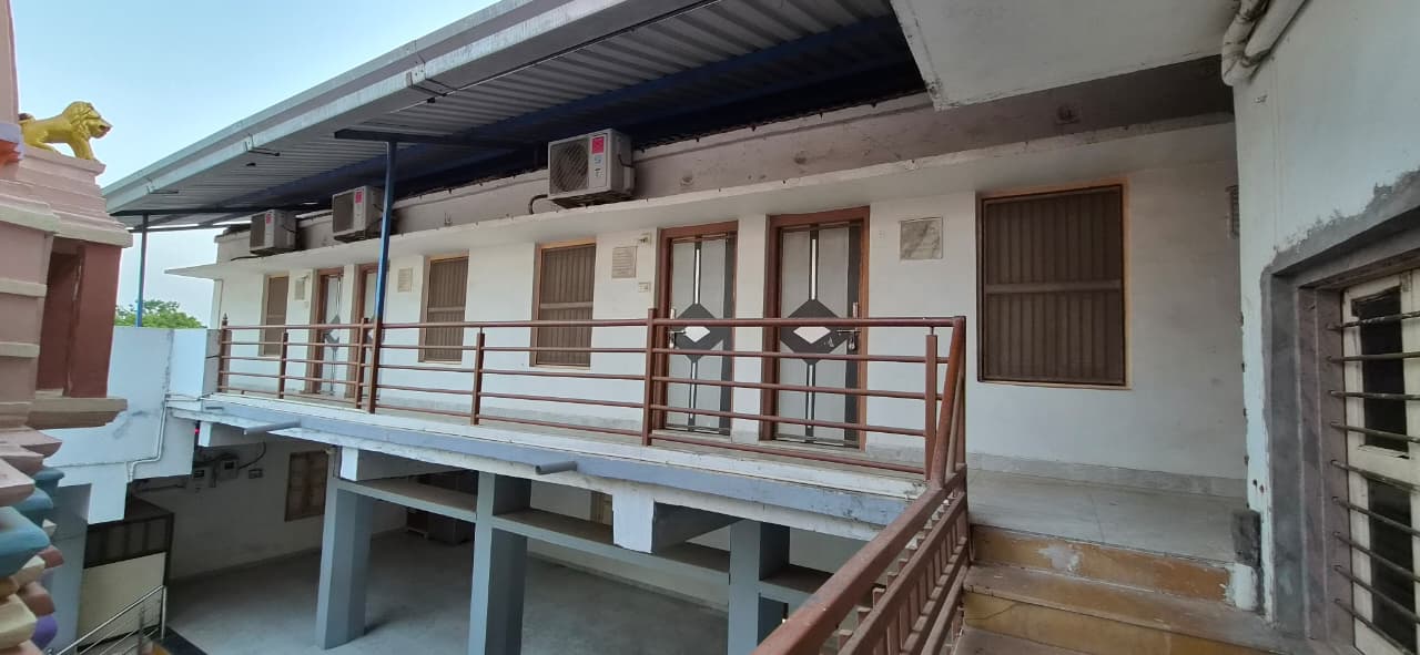 મંદિર પરિસરમાં યાત્રિક નિવાસ બ્લોક