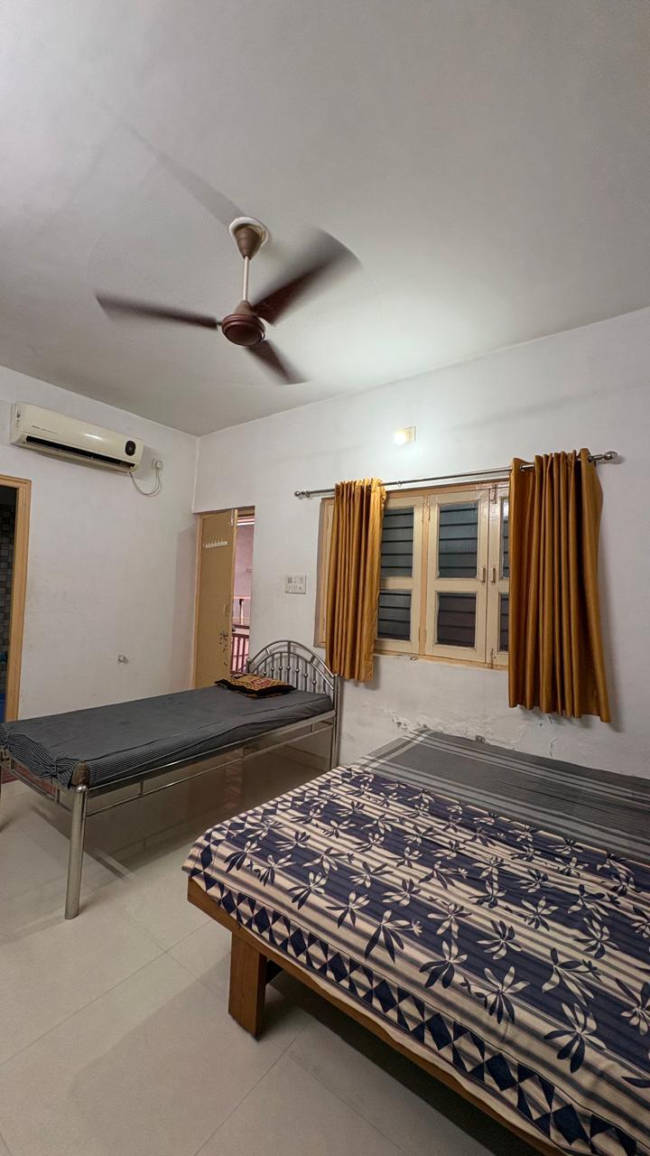 એ.સી. રૂમ — શ્રી વિઘ્નેશ્વરી માતા મંદિર યાત્રિક નિવાસ